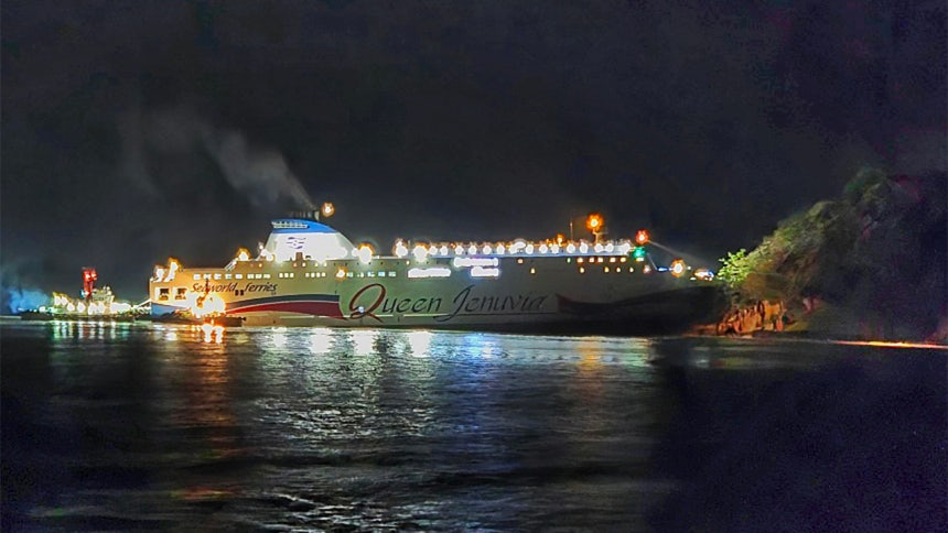 ▲ 신안 족도에서 벗어나는 퀸제누비아2호. ⓒ목포해경 제공