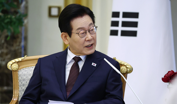 ▲ =아랍에미리트(UAE)를 국빈 방문 중인 이재명 대통령이 18일(현지시각) 아부다비 카사르 알 와탄 대통령궁에서 열린 무함마드 빈 자이드 알 나흐얀 UAE 대통령과 확대 정상회담에서 발언하고 있다. ⓒ뉴시스