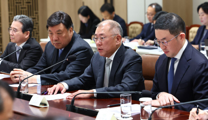 ▲ 정의선 현대차그룹 회장이 16일 용산 대통령실에서 열린 이재명 대통령 주재 한미 관세협상 후속 민관 합동회의에서 발언하고 있다. 왼쪽부터 김용범 정책실장, 서정진 셀트리온 회장, 정 회장, 구광모 LG그룹 회장. ⓒ연합뉴스