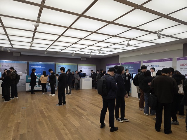 ▲ 서울 서초구 삼성전자 서울R&D캠퍼스에 마련된 C랩 아웃사이드 7기 스타트업의 전시관을 사람들이 둘러보고 있다.ⓒ이가영 기자