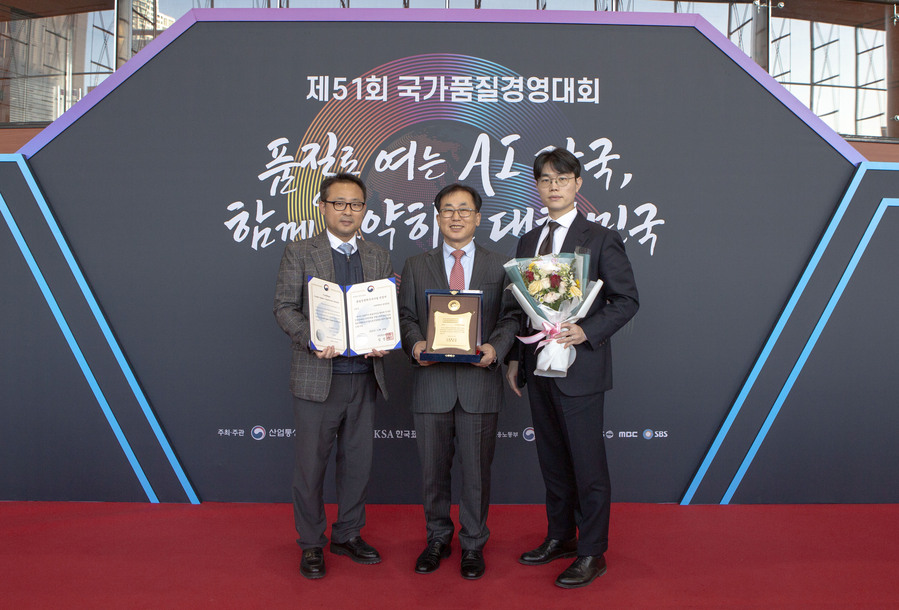 ▲ 귀뚜라미그룹의 귀뚜라미범양냉방이 품질경쟁력우수기업으로 18년 연속 선정됐다.(사진 가운데 박창덕 귀뚜라미범양냉방 전무) ⓒ귀뚜라미