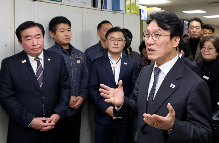 ▲ 김민석 국무총리가 20일 경북 경주시 경주시청을 방문해 APEC 준비로 고생한 도로과 직원들을 격려하고 있다. ⓒ뉴시스