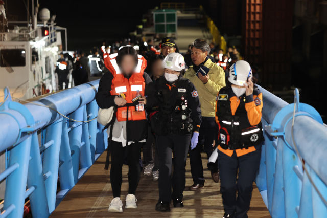▲ 19일 오후 전남 목포시 목포해양경찰서 전용 부두로 여객선 퀸제누비아2호 탑승객들이 구조돼 이동하고 있다. ⓒ연합뉴스