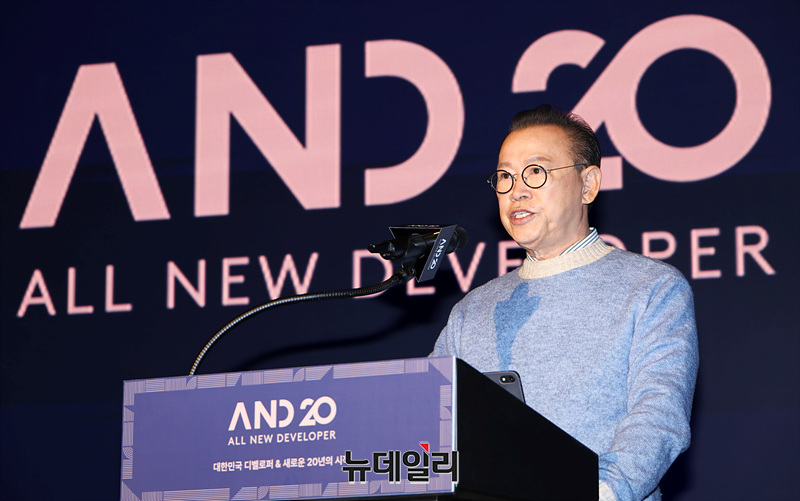 ▲ 문주현 엠디엠그룹 회장이 20일 오전 서울 강남구 그랜드 인터컨티넨탈 서울 파르나스 그랜드볼룸에서 열린 글로벌 디벨로퍼 컨퍼런스에서 주제발표를 하고 있다. ⓒ서성진 기자