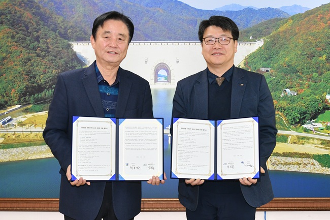 ▲ 강원 화천군(군수 최문순)과 한국수자원공사 평화의댐 지사(지사장 박진철)가 지난 19일 군청에서 댐 주변지역 공부방 지원협약을 했다.  협약에 따라 평화의댐 지사는 내년 1년 동안 상서면 산양리 공부방에 6000만원 규모의 운영비를 지원하고, 군에서는 이를 공부방의 강사비, 물품구입비, 간식비 등으로 사용할 예정이다. ⓒ화천군