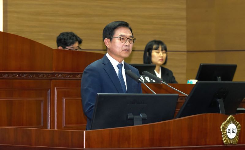 ▲ 김석필 시장 권한대행이 제284회 천안시의회 제2차 정례회에서 2026년 예산안을 제출하며 시정 연설을 하고 있다.ⓒ천안시