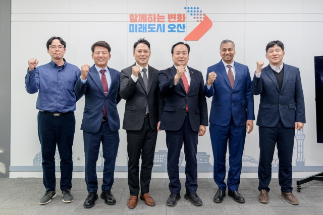 ▲ 어플라이드 머티어리얼즈 관계자와의 단체사진ⓒ오산시 제공