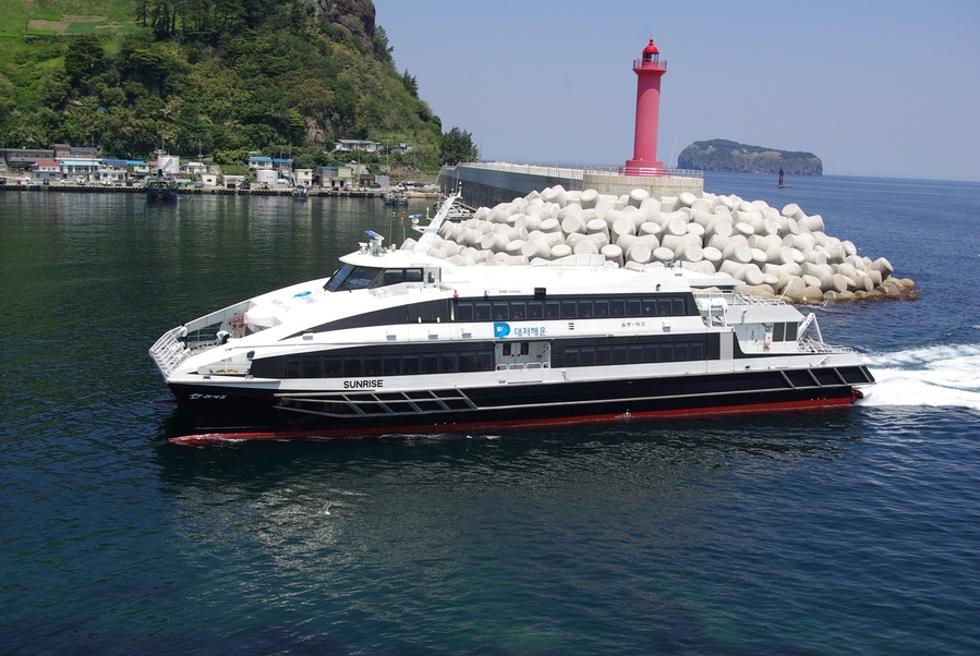 ▲ 경북도는 동절기 내륙과 울릉을 오가는 유일한 여객선인 뉴시다오펄호(1만 1,515톤, 정원 1,200명)가 12월 9일부터 2주간 정기 검사로 휴항에 들어가고 대신에 썬라이즈호를 대체선으로 투입한다(사진 썬라이즈호).ⓒ경북도