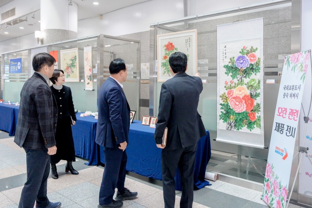 ▲ 중국 허쩌시 모란 공예·문화품 전시장을 찾은 이권재 시장ⓒ오산시 제공