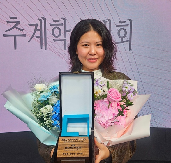 ▲ 동덕여대 실내디자인전공 박수빈(21학번) 학생이 대상 트로피를 들고 기념사진을 찍고 있다.ⓒ동덕여대