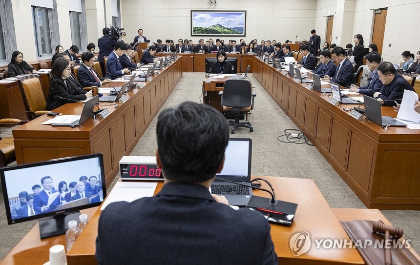 ▲ 17일 국회에서 열린 기후에너지환경노동위원회 전체 회의에서 여야 의원들이 출석한 국무위원과 기관장들에게 2026년 예산안 관련 질의를 하고 있다. ⓒ연합뉴스