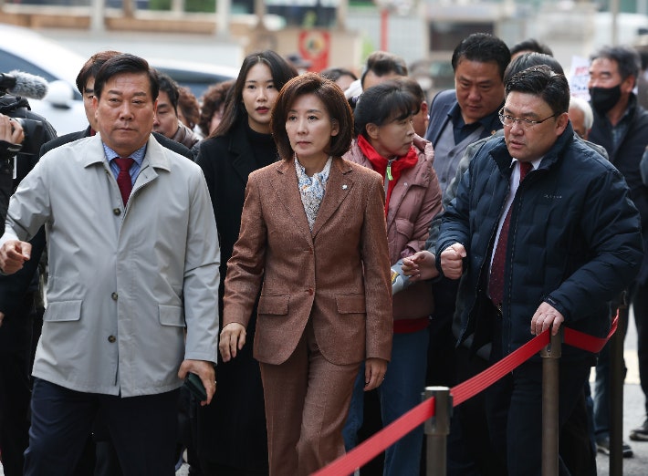 ▲ 나경원 국민의힘 의원이 20일 '국회 패스트트랙 충돌' 1심 선고 공판 참석을 위해 서울 양천구 서울남부지방법원으로 향하고 있다. /연합뉴스