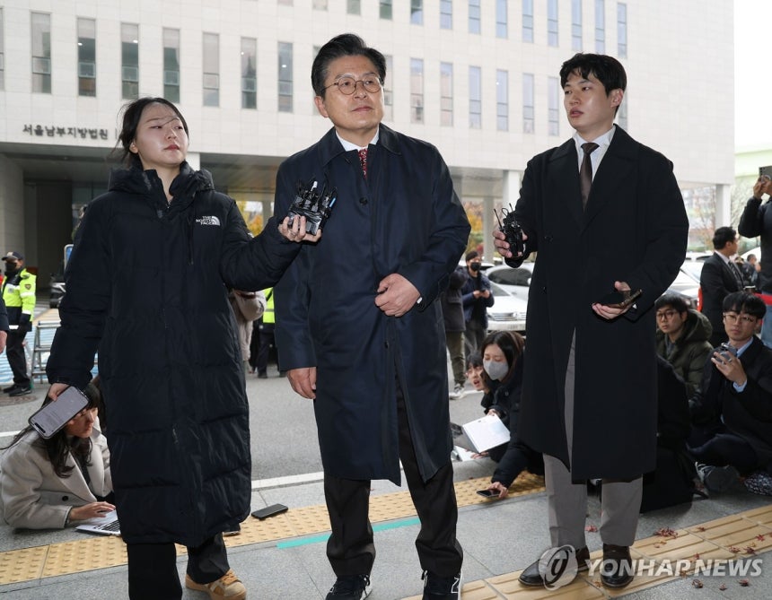 ▲ 황교안 자유와혁신 대표가 20일 '국회 패스트트랙 충돌' 1심 선고 공판 참석을 위해 서울 양천구 서울남부지방법원에 들어서고 있다. /연합뉴스