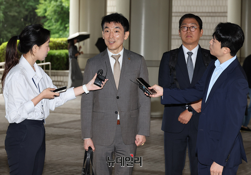 ▲ 서울 서초구 서울중앙지방법원에서 김용현 전 장관의 변호인인 이하상 변호사(왼쪽 두번째)가 취재진에게 입장을 밝히고 있다. ⓒ정상윤 기자