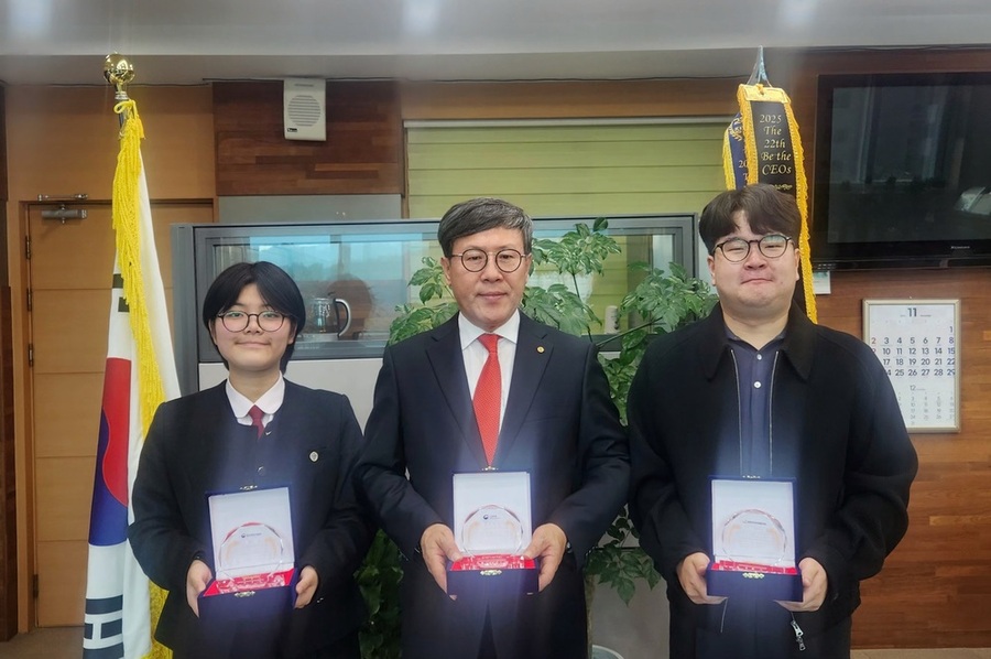 ▲ 광주여상, 사장되기창업대회_사진 오른쪽 조은유, 왼쪽 민보은 학생ⓒ광주시교육청 제공