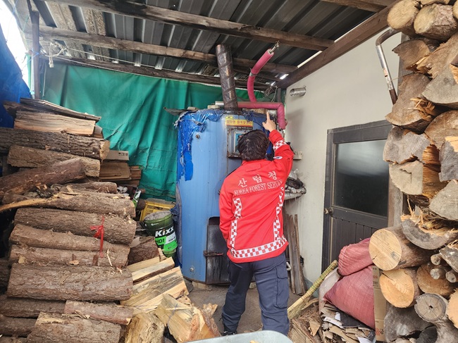 ▲ 화목보일러 점검 모습. ⓒ동부지방산림청