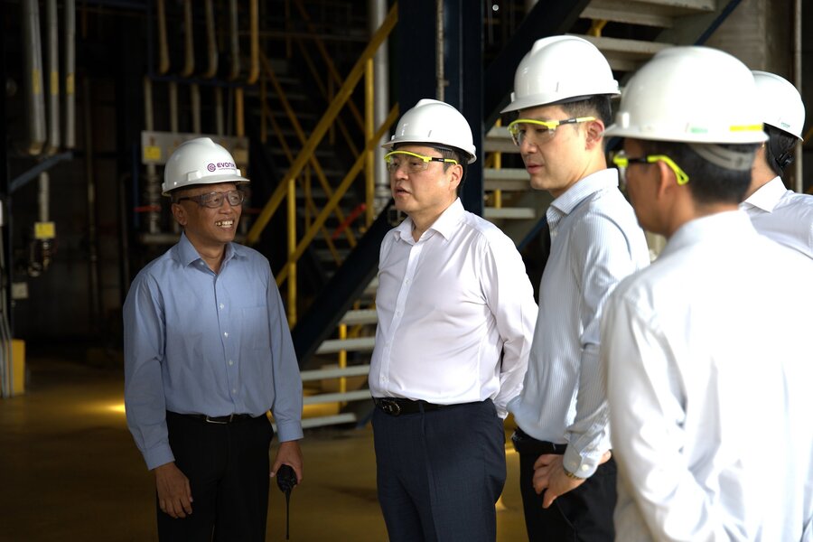 ▲ 표경원 대표(왼쪽 두번째)를 비롯한 애경케미칼 임직원들이 새롭게 인수한 에보닉 공장을 둘러보고 있다. ⓒ애경케미칼