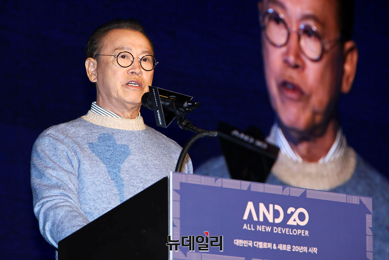 ▲ 문주현 엠디엠그룹 회장이 디벨로퍼 컨퍼런스에서 주제발표를 하고 있다. ⓒ서성진 기자