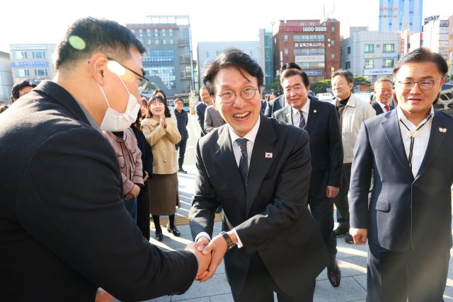 ▲ 김민석 국무총리가 20일 오전 경주시청 방문에 앞서 직원들과 인사를 나누며 환하게 웃고 있다.ⓒ경주시