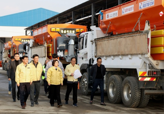 ▲ 금광면에 신축된 제설제 보관시설을 현장 점검하는 김보라 시장ⓒ안성시 제공