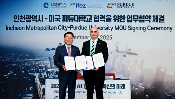 ▲ 유정복(왼쪽) 인천시장과 디미트리오스 페룰리스 미국 퍼듀대 부총장이 20일 송도컨벤시아에서 업무협약 체결후 기념 촬영하고 있다. ⓒ인천시 제공