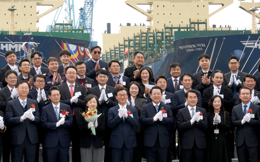 ▲ 메탄올 이중연료추진 컨테이너 운반선인 HMM사의 ‘클로버(CLOVER)호’ 명명식 행사가 20일 영암 삼호읍 HD 현대삼호에서 열린 가운데 김영록 전남도지사, 전재수 해양수산부장관, 최원혁 HMM 대표이사, 김재을 HD현대삼호 사장 등 주요 내빈과 기념촬영을 하고 있다.ⓒ전라남도 제공