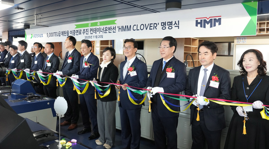 ▲ 메탄올 이중연료추진 컨테이너 운반선인 HMM사의 ‘클로버(CLOVER)호’ 명명식 행사가 20일 영암 삼호읍 HD 현대삼호에서 열린 가운데 김영록 전라남도지사, 전재수 해양수산부장관, 최원혁 HMM 대표이사, 김재을 HD현대삼호 사장 등 주요 내빈이 명명식을 기념하는 리본커팅을 하고 있다.ⓒ전라남도 제공