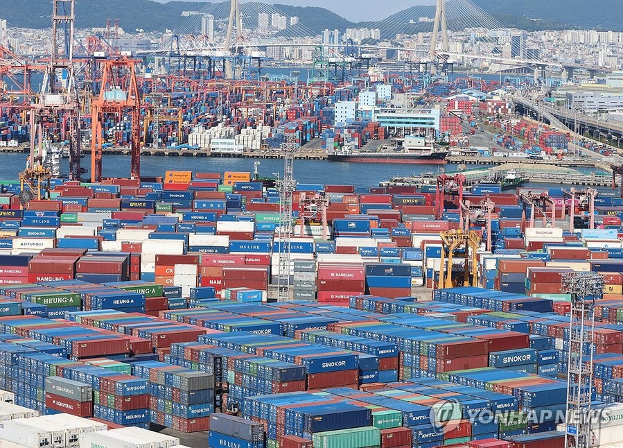 ▲ 부산항 신선대부두, 감만부두에 컨테이너가 가득 쌓여 있는 모습.ⓒ연합뉴스