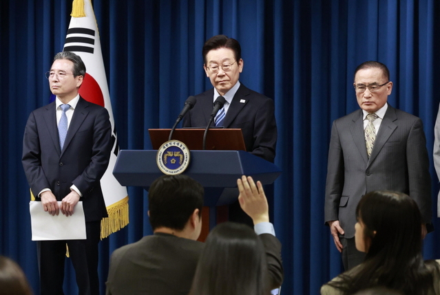 ▲ 이재명 대통령이 14일 서울 용산 대통령실에서 한·미 간 관세·안보 합의를 문서화하는 '조인트 팩트시트(JFS·합동설명자료)' 관련 발표를 마친 뒤 취재진 질문을 받고 있다. 왼쪽부터 김용범 정책실장, 이 대통령, 위성락 국가안보실장. ⓒ뉴시스