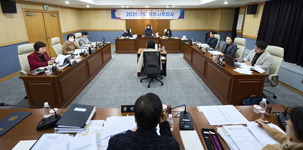 ▲ 대전 서구의회 행정자치위원회가 지난 19일 자치행정과·문화체육과·민원여권과를 대상 2025년도 행정 사무감사가 진행됐다.ⓒ서구의회