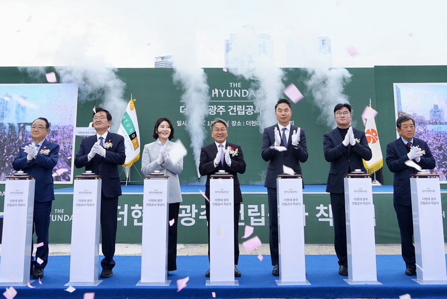 ▲ 강기정 광주광역시장이 20일 오후 북구 옛 전방·일신방직 부지에서 열린 '더현대 광주 착공식'에 참석해 축하 발파 퍼포먼스를 하고 있다.ⓒ광주광역시 제공