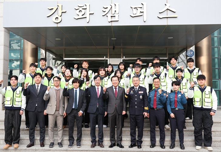 ▲ 강화캠퍼스 삼별초 봉사단 창단식에서 봉사단 1기 학생들과 주요 참석자들이 함께 기념사진을 찍고 있다.ⓒ안양대