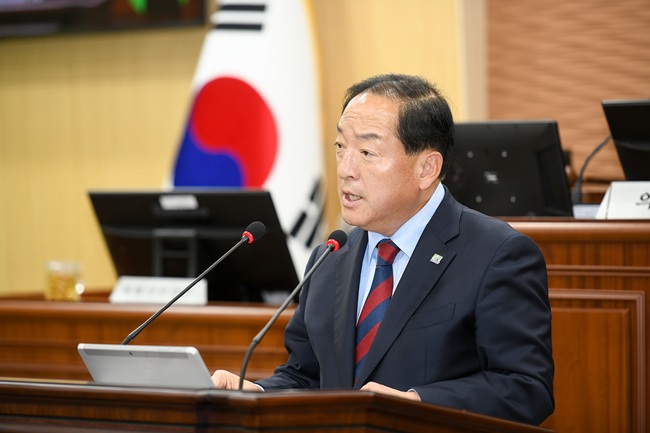 ▲ 2025년도 본 예산안 제출 당시 시정연설하는 이병선 속초시장. ⓒ속초시