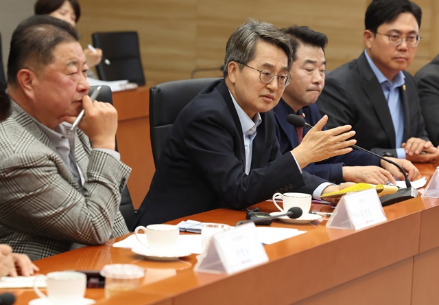 ▲ 김동연 경기도지사가 20일 파주 LG디스플레이 R&D동에서 열린 '차세대 OLED 투자현장 간담회'에서 발언하고 있다. ⓒ경기도 제공