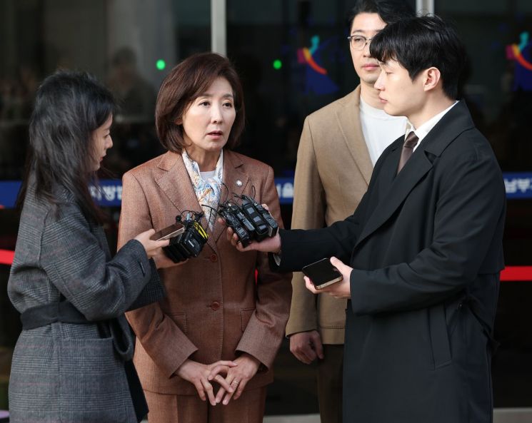 ▲ 나경원 국민의힘 의원이 20일 '국회 패스트트랙 충돌' 1심 선고 공판 참석 후 서울 양천구 서울남부지방법원 앞에서 취재진에 입장을 밝히고 있다. ⓒ연합뉴스