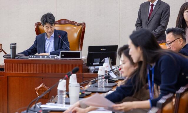 ▲ 윤건영 국회 행정안전위원회 법안심사 제1소위원회 위원장이 20일 국회에서 열린 소위 회의를 개회한 뒤 처리 안건을 설명하고 있다. ⓒ연합뉴스