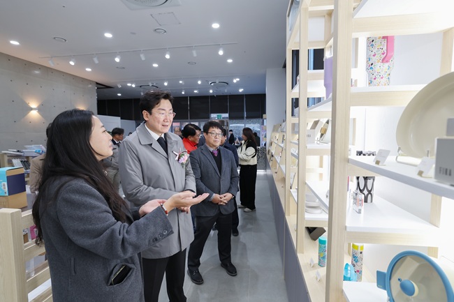 ▲ 원주시가 20일 소금산그랜드밸리 통합센터 1층에서 '원주시 중소기업 제품 전시판매장' 개장식을 열었다. ⓒ원주시