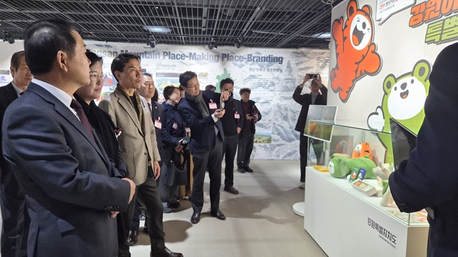 ▲ 강원특별자치도가 주최하고 강원디자인진흥원이 주관하는 '강원디자인페스타 2025'가 20일 진흥원 전시장에서 성대하게 개막했다. ⓒ강원디자인진흥원