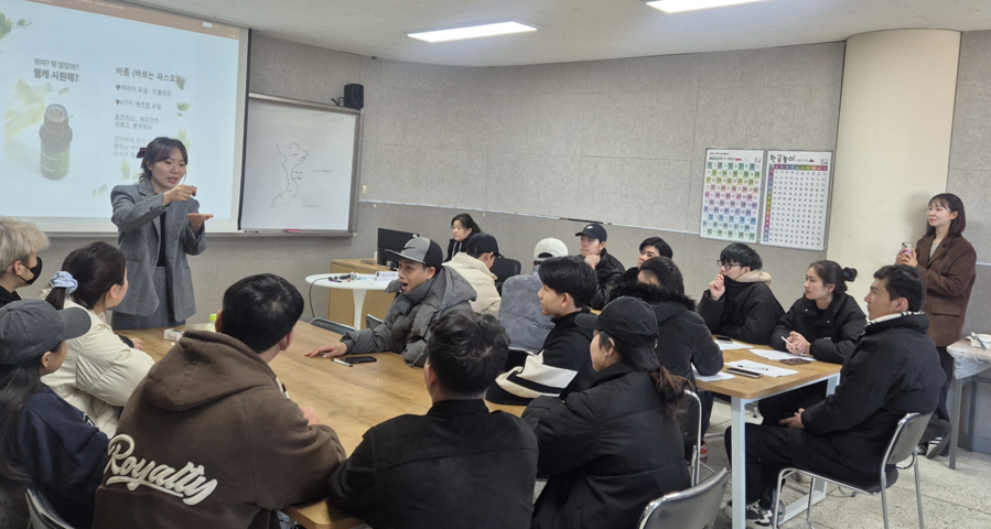 ▲ 유원대학교(총장 정현용)는 지난 19일 국제교류원 소속 유학생을 대상으로 충북 RISE 사업 다문화에듀케어 프로그램의 일환인 “베트남 정착멘토 문화적응 특강”을 진행했다.ⓒ유원대