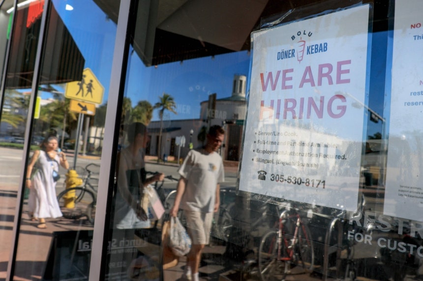 ▲ 미국 플로리다주 마이애미의 한 레스토랑 유리창에 ‘채용 중’이라는 안내문이 붙어있다. /AFP 연합뉴스