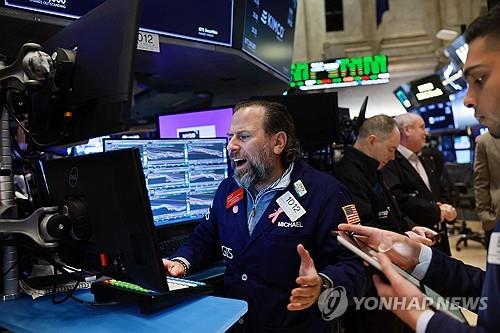 ▲ 뉴욕 증권거래소에서 딜러들이 주문을 내고 있다. /연합뉴스