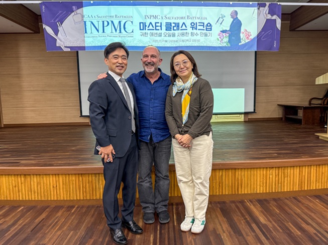 ▲ 왼쪽부터 김효철 원광디지털대 한방미용예술학과장, 살바토레 바탈리아, 이은정 ICAA한국센터장이 마스터클래스 설명회에서 기념사진을 찍고 있다.ⓒ원광디지털대