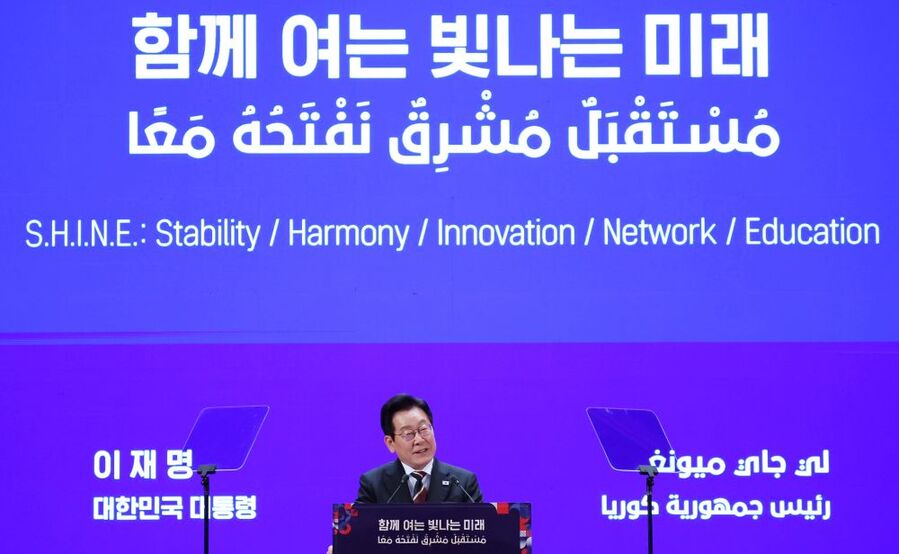 ▲ 이집트를 공식 방문 중인 이재명 대통령이 20일(현지 시간) 카이로대학교에서 '함께 여는 빛나는 미래'라는 주제로 연설하고 있다. ⓒ뉴시스