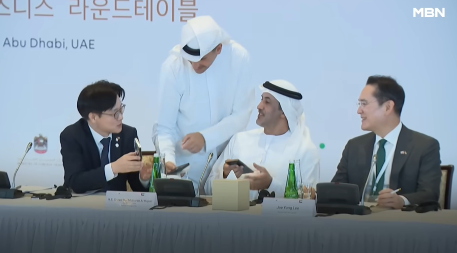 ▲ 19일(현지 시간) 아랍에미리트 아부다비 호텔에서 열린 한-UAE 비즈니스 라운드테이블에서 김정관 산업통상부 장관이 참석자에게 삼성전자 갤럭시 스마트폰을 소개하고 있다. 오른쪽은 이재용 삼성전자 회장ⓒMBN뉴스 캡쳐