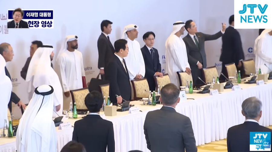 ▲ 한-UAE 비즈니스 라운드테이블에서 이재용 삼성전자 회장이 UAE 측 인사와 갤럭시 스마트폰으로 셀카를 찍고 있다ⓒJTV 전주방송 캡쳐