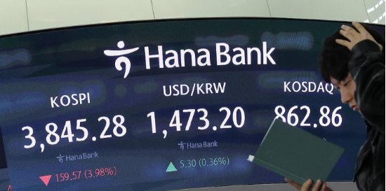 ▲ 코스피가 하락 출발해 3900대로 밀려난 21일 서울 중구 하나은행 본점 딜링룸 현황판에 코스피 지수가 표시돼 있다. /연합뉴스