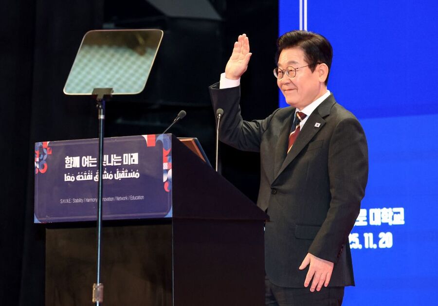 ▲ 이집트를 공식 방문 중인 이재명 대통령이 20일(현지 시간) 카이로대학교에서 '함께 여는 빛나는 미래'라는 주제로 연설을 마친 뒤 인사하고 있다. ⓒ뉴시스