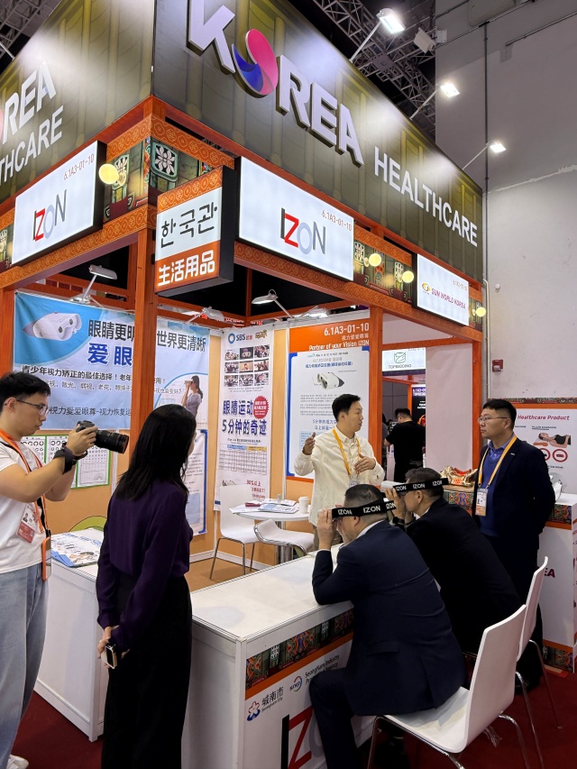 ▲ 해외 바이어들이 중국 국제수입박람회에 마련된 성남 기업부스에서 제품을 체험하고 있다. ⓒ성남시 제공