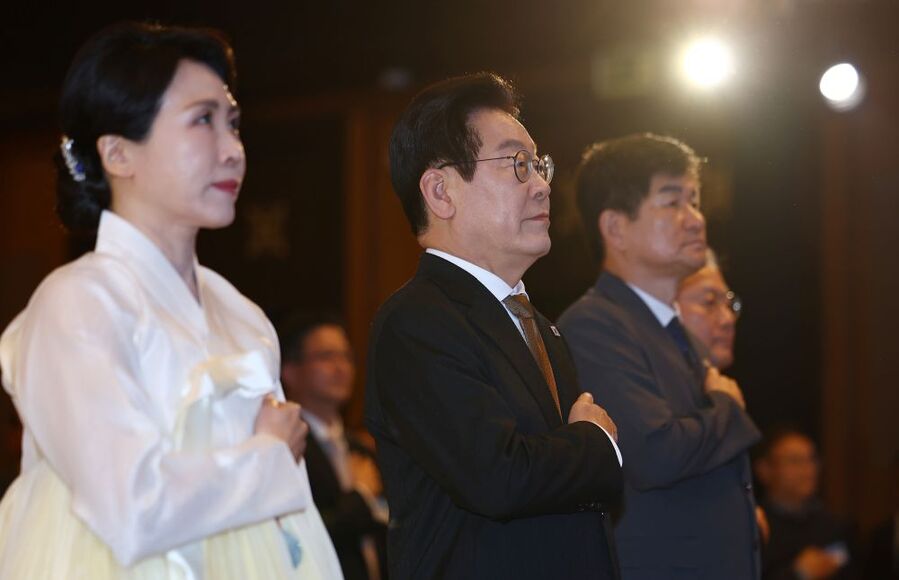 ▲ 이집트를 공식 방문 중인 이재명 대통령과 김혜경 여사가 20일(현지 시간) 카이로 한 호텔에서 열린 이집트 동포·지상사 간담회에서 국민의례를 하고 있다. ⓒ뉴시스