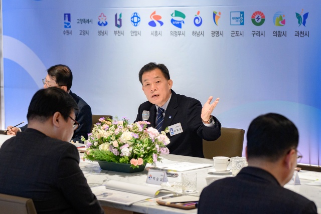 ▲ 이재준 수원시장이 과밀억제권역 자치단체 공동대응협의회 정기회의에서 발언하고 있다. ⓒ수원시 제공